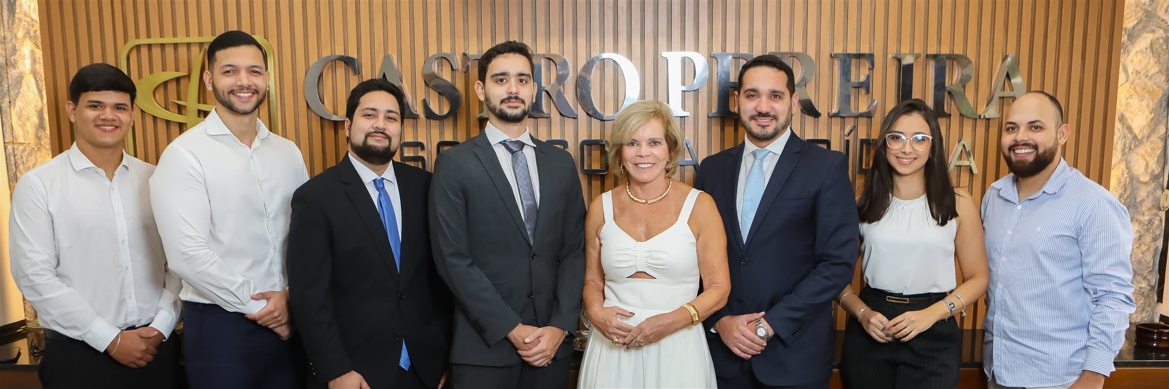 Equipe do Castro Pereira Advogados na recepção do escritório